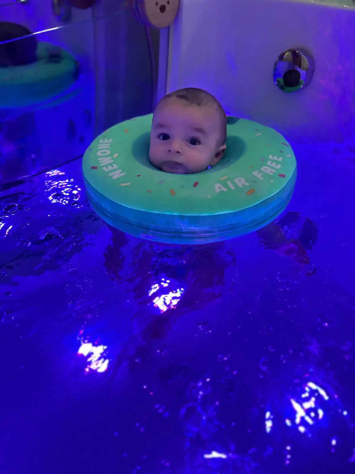 Bébé dans un spa à Marseille avec bouée cervicale — séance d’hydrothérapie chez O’Bébé SPA