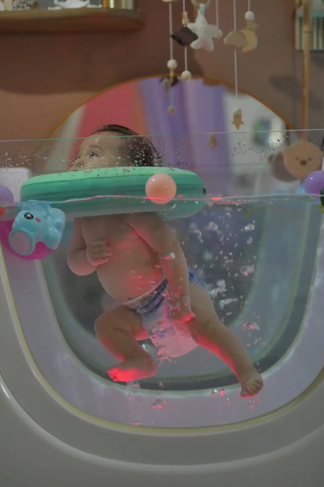 Bébé qui bouge dans un spa à Marseille avec bouée cervicale — O’Bébé SPA