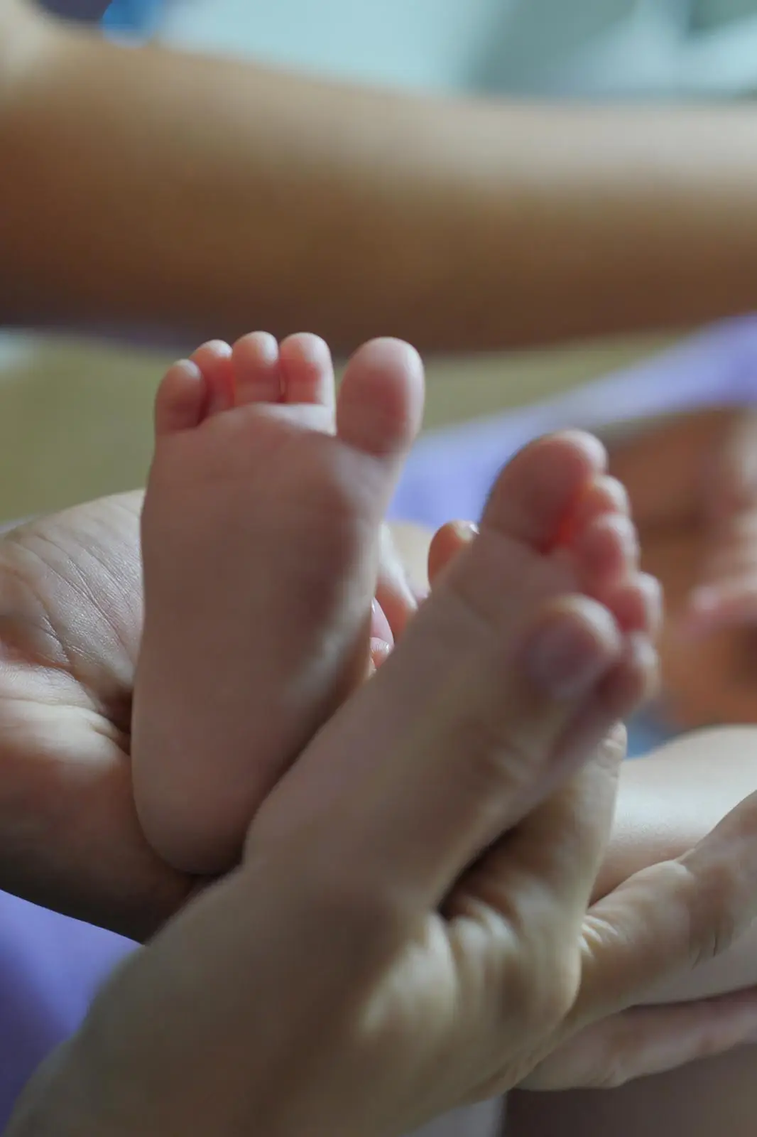 Pieds de bébé massés dans un spa pour bébés à Marseille — O’Bébé SPA